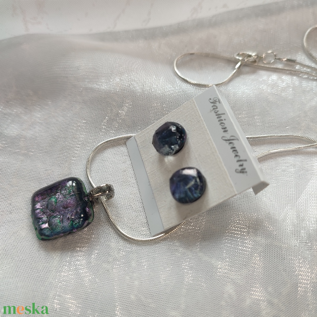 Csillogó fémes lila dichroic antiallergén üvegékszer, pötty füli és medál  - ékszer - ékszerszett - Meska.hu