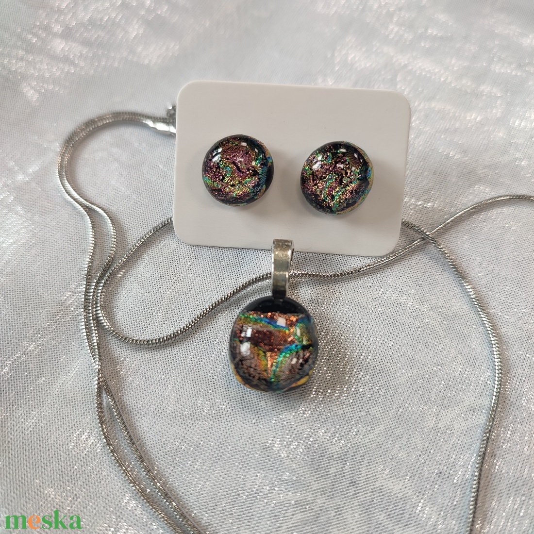 Csillogó színjátszó dichroic antiallergén üvegékszer, pötty füli és medál  - ékszer - ékszerszett - Meska.hu