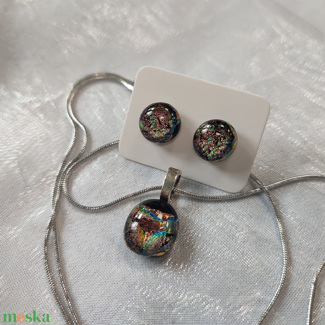 Csillogó színjátszó dichroic antiallergén üvegékszer, pötty füli és medál  - ékszer - ékszerszett - Meska.hu