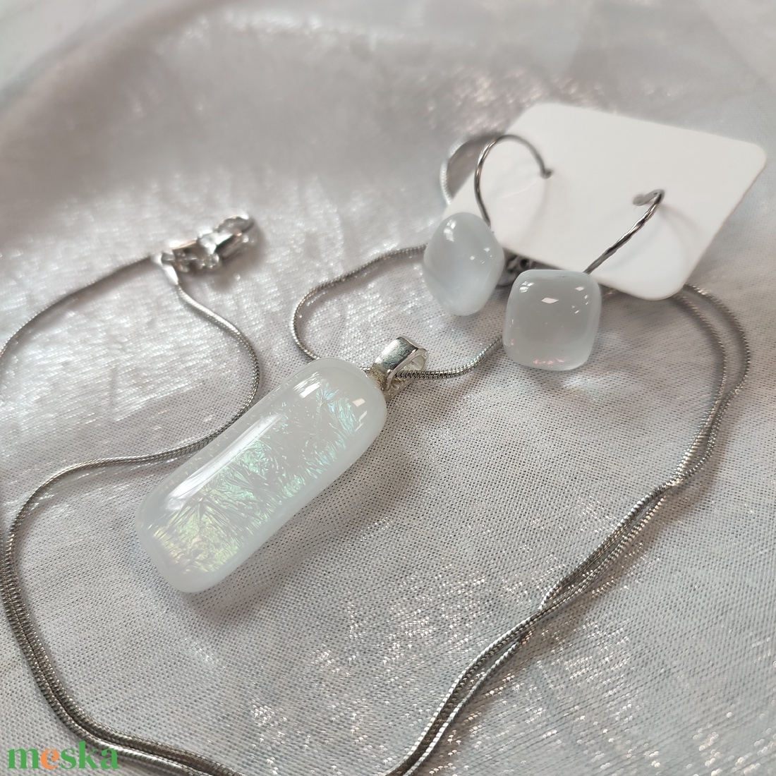 Rózsaszínes, zöldes fénnyel csillogó fehér antiallergén üvegékszer, csatos füli és medál  - ékszer - ékszerszett - Meska.hu