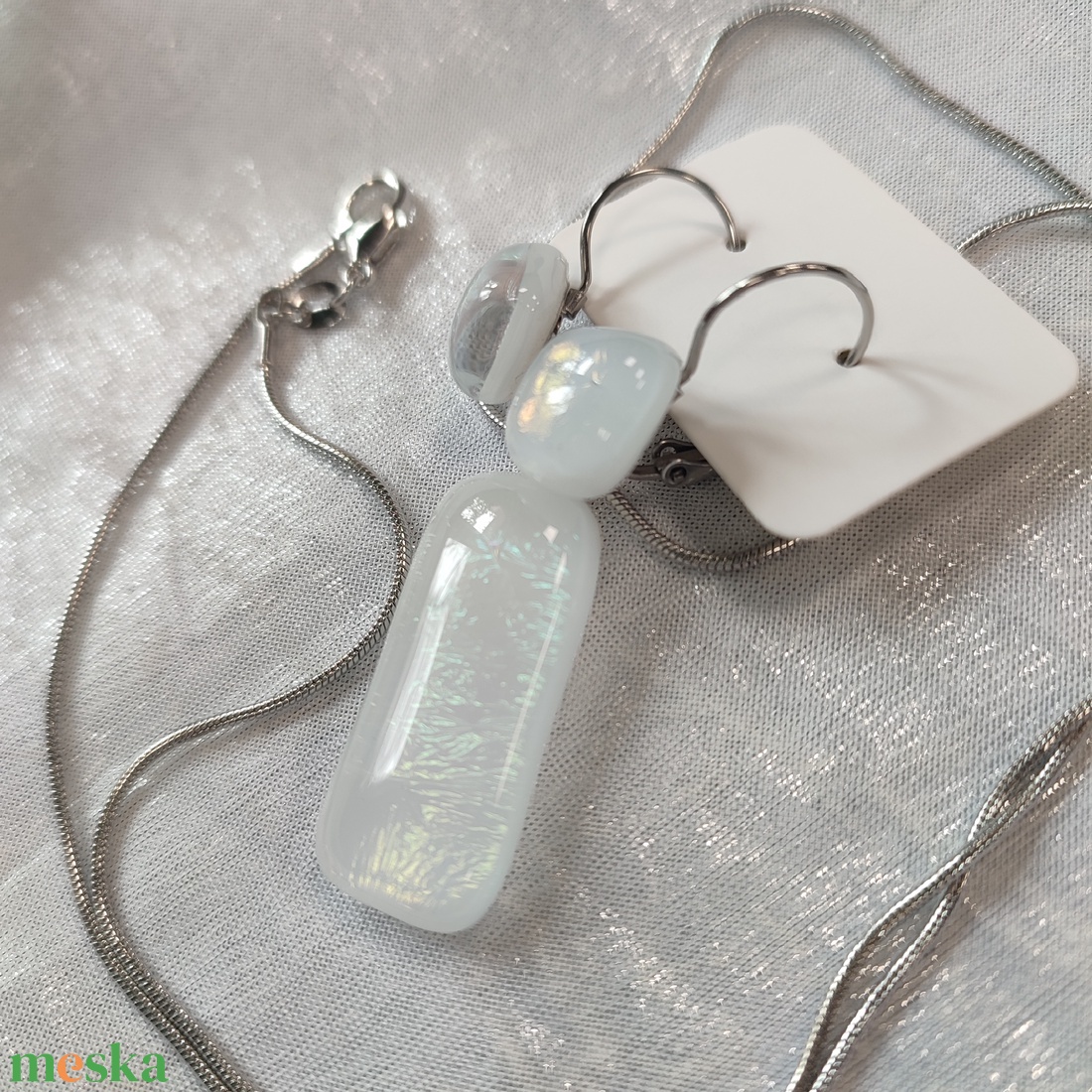 Rózsaszínes, zöldes fénnyel csillogó fehér antiallergén üvegékszer, csatos füli és medál  - ékszer - ékszerszett - Meska.hu