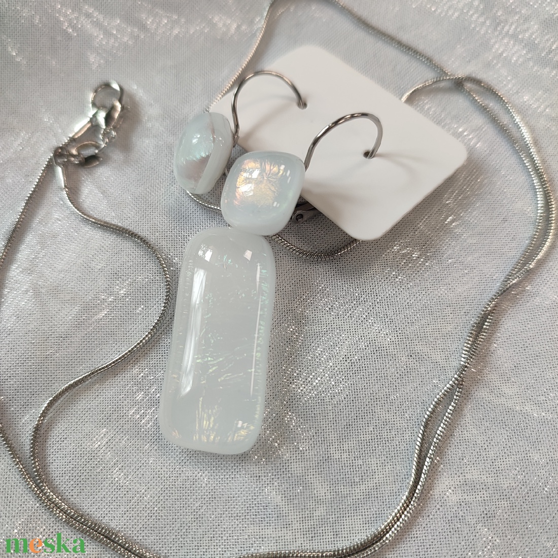 Rózsaszínes, zöldes fénnyel csillogó fehér antiallergén üvegékszer, csatos füli és medál  - ékszer - ékszerszett - Meska.hu