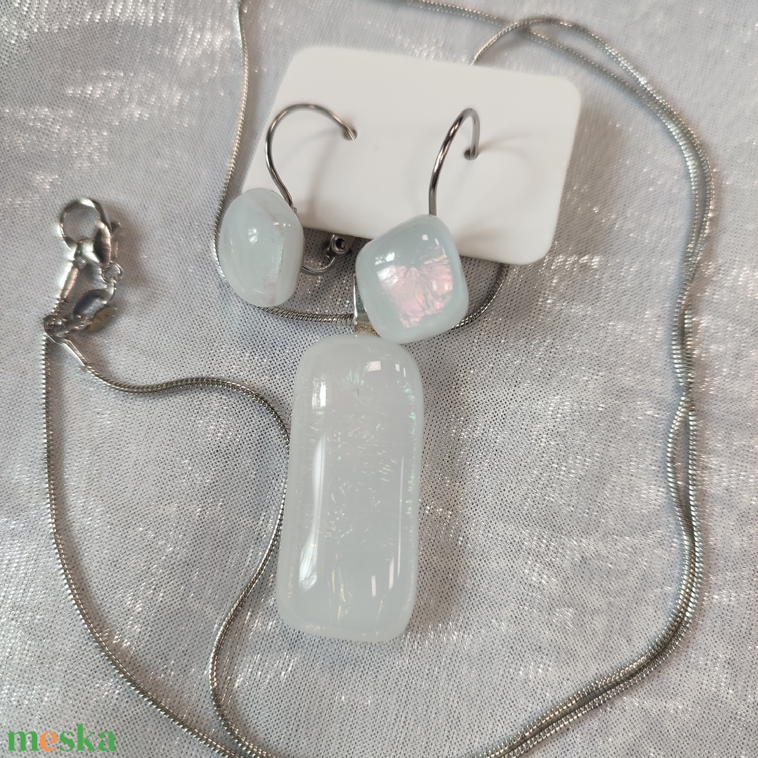 Rózsaszínes, zöldes fénnyel csillogó fehér antiallergén üvegékszer, csatos füli és medál  - ékszer - ékszerszett - Meska.hu