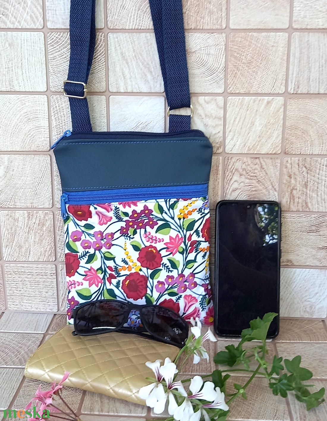 Népi mintás oldaltáska, fesztivál táska, kis táska, tarisznya sötétkék-fehér bélelt - táska & tok - kézitáska & válltáska - tarisznya - Meska.hu