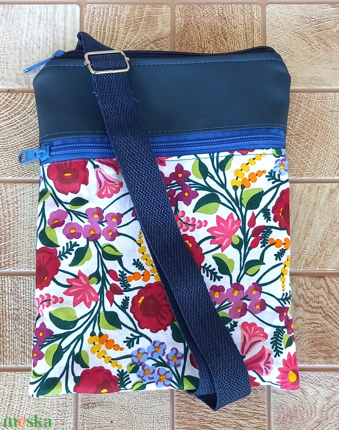 Népi mintás oldaltáska, fesztivál táska, kis táska, tarisznya sötétkék-fehér bélelt - táska & tok - kézitáska & válltáska - tarisznya - Meska.hu