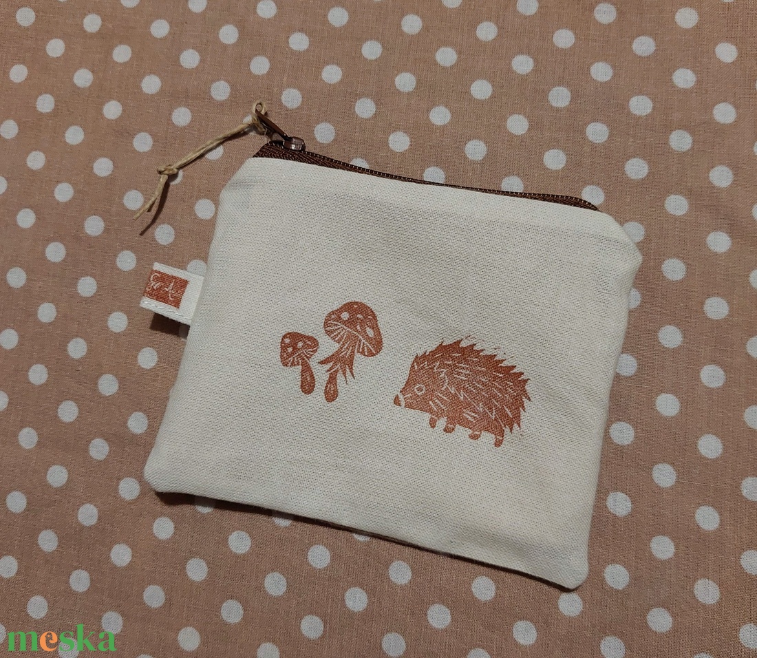 Süni gombával - egyedi mini neszesszer, szütyő, neszi, tárca, irattartó - táska & tok - neszesszer - Meska.hu Süni gombával - egyedi mini neszesszer, szütyő, neszi, tárca, irattartó - táska & tok - neszesszer - Meska.hu