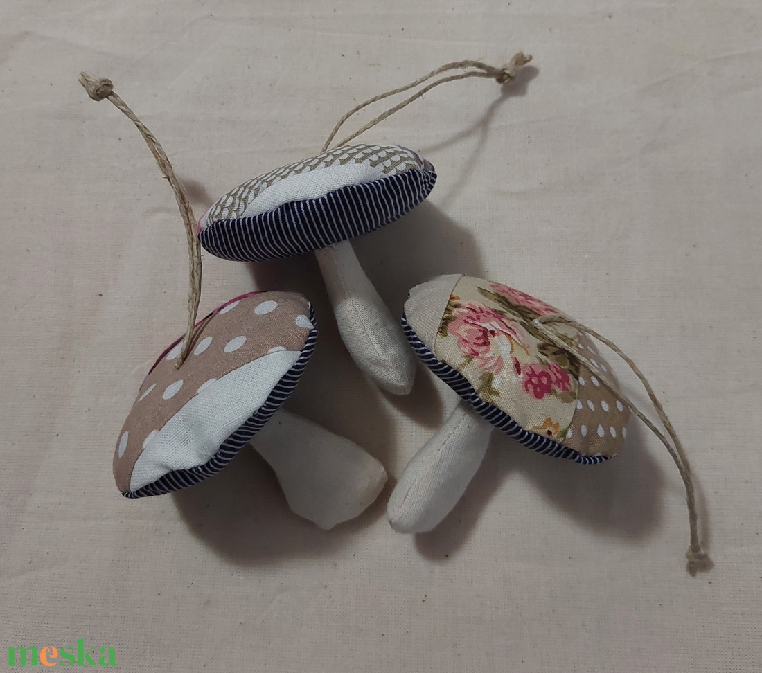 Patchwork gomba karácsonyfadísz szett - karácsony - karácsonyi lakásdekoráció - karácsonyfadíszek - Meska.hu