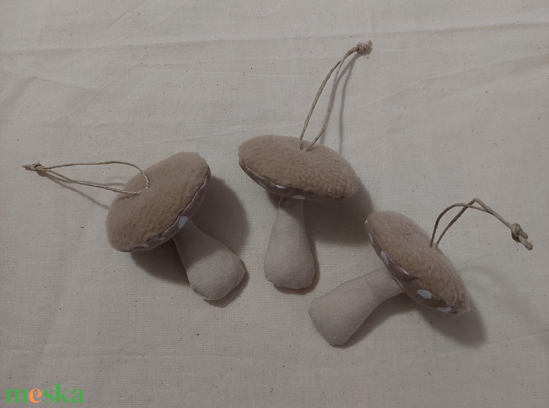 Plüss gomba karácsonyfadísz szett - karácsony - karácsonyi lakásdekoráció - karácsonyfadíszek - Meska.hu