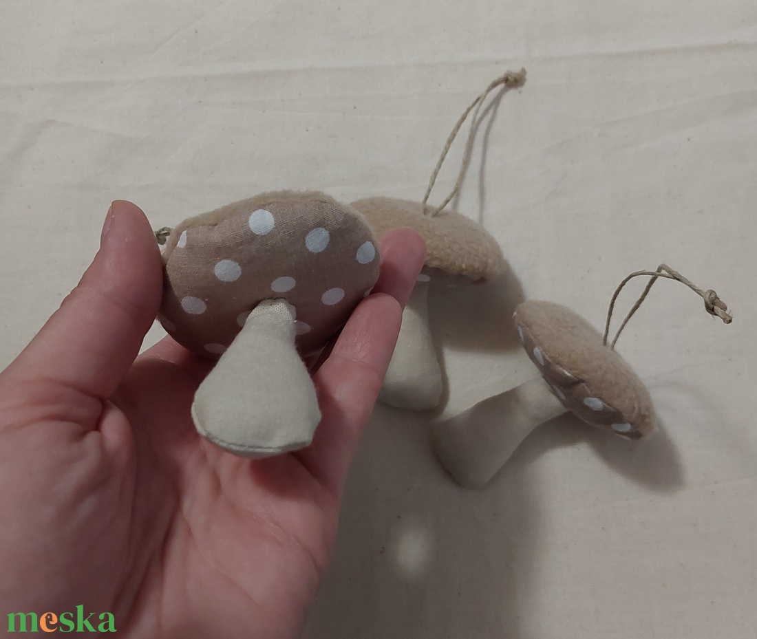 Plüss gomba karácsonyfadísz szett - karácsony - karácsonyi lakásdekoráció - karácsonyfadíszek - Meska.hu