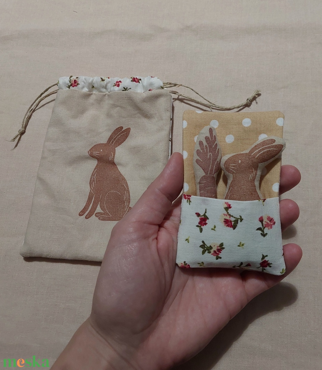 Húsvéti mini nyuszi plüss répával szütyőben - játék & sport - plüssállat & játékfigura - nyuszi - Meska.hu