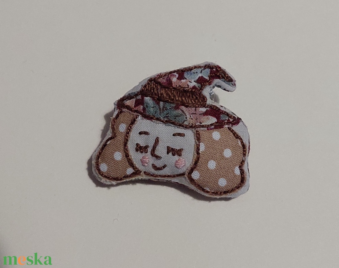 Boszorkány hímzett textil bross, kitűző - ékszer - kitűző és bross - Meska.hu