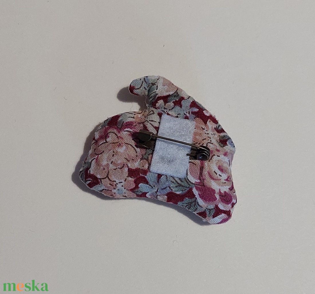 Boszorkány hímzett textil bross, kitűző - ékszer - kitűző és bross - Meska.hu