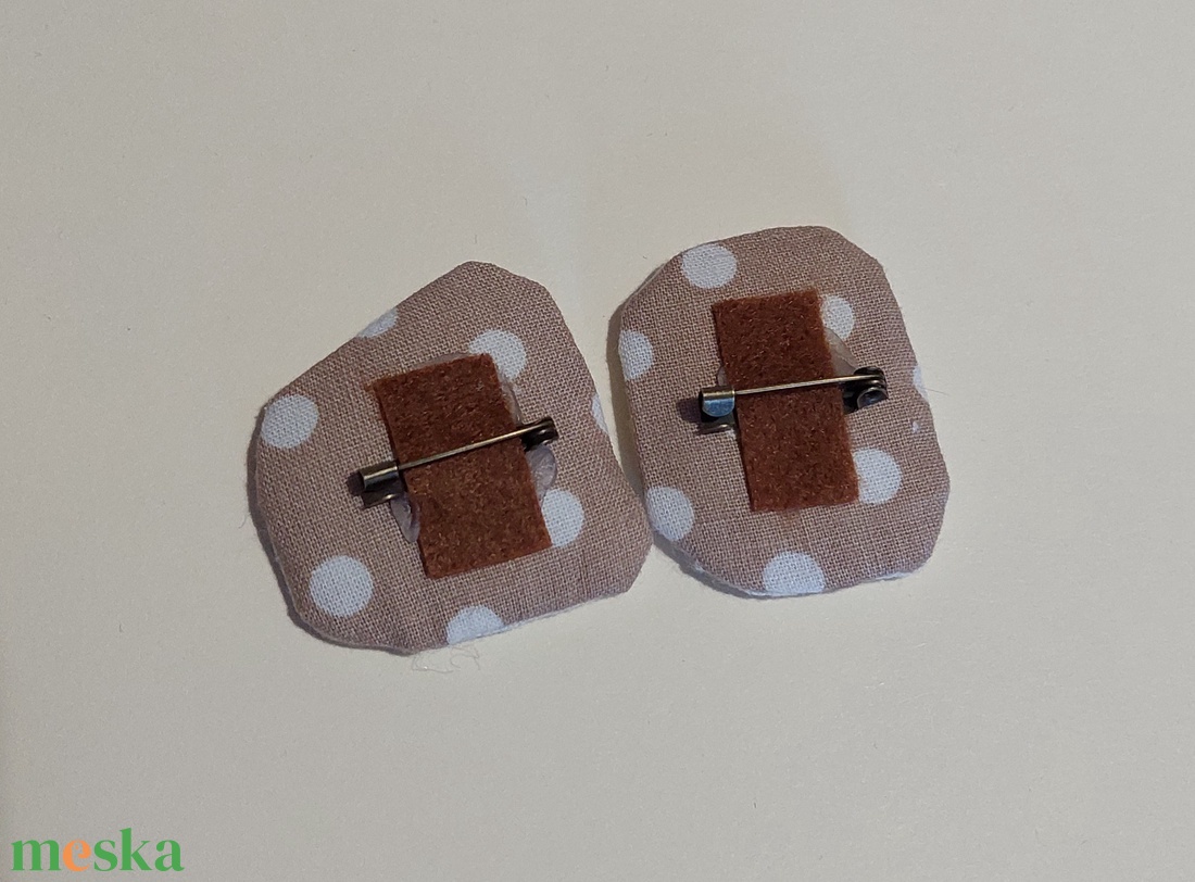 Mókus és róka hímzett textil bross, kitűző szett - ékszer - kitűző és bross - Meska.hu