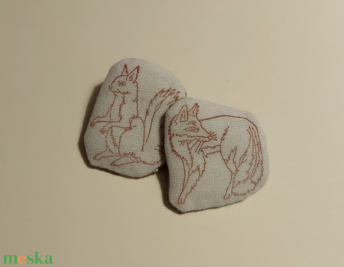 Mókus és róka hímzett textil bross, kitűző szett - ékszer - kitűző és bross - Meska.hu