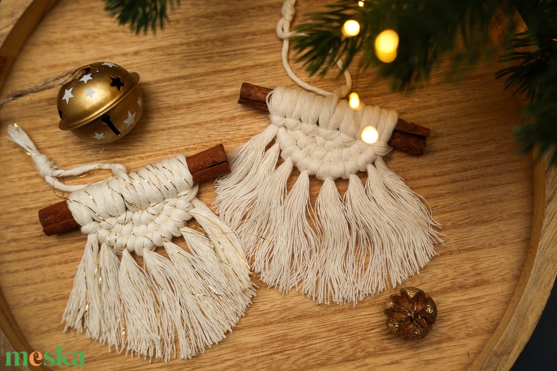 Fahéj alapra/rúdra készített makramé karácsonyfadísz - karácsony - karácsonyi lakásdekoráció - karácsonyfadíszek - Meska.hu
