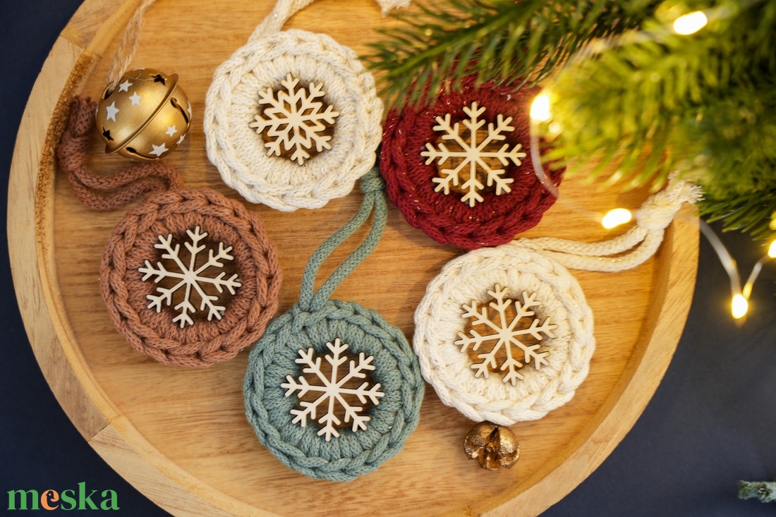Horgolt karácsonyfa dísz fa hópehellyel - karácsony - karácsonyi lakásdekoráció - karácsonyfadíszek - Meska.hu