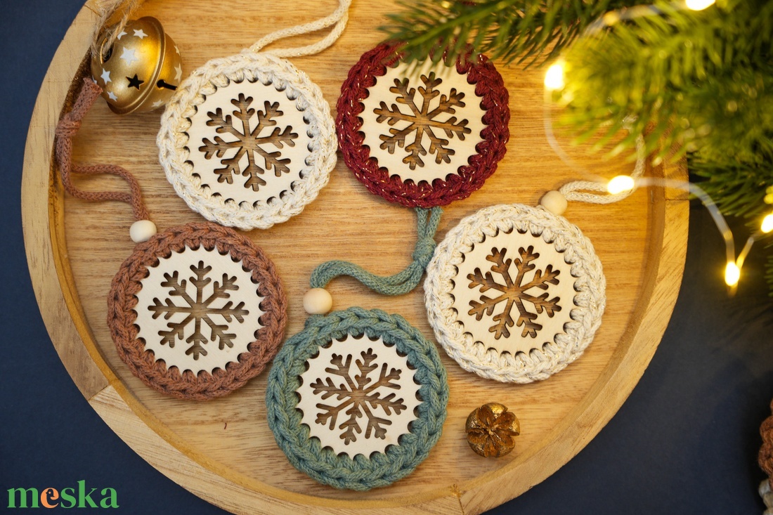 Fa alapra készített horgolt karácsonyfadísz - hópehely - karácsony - karácsonyi lakásdekoráció - karácsonyfadíszek - Meska.hu