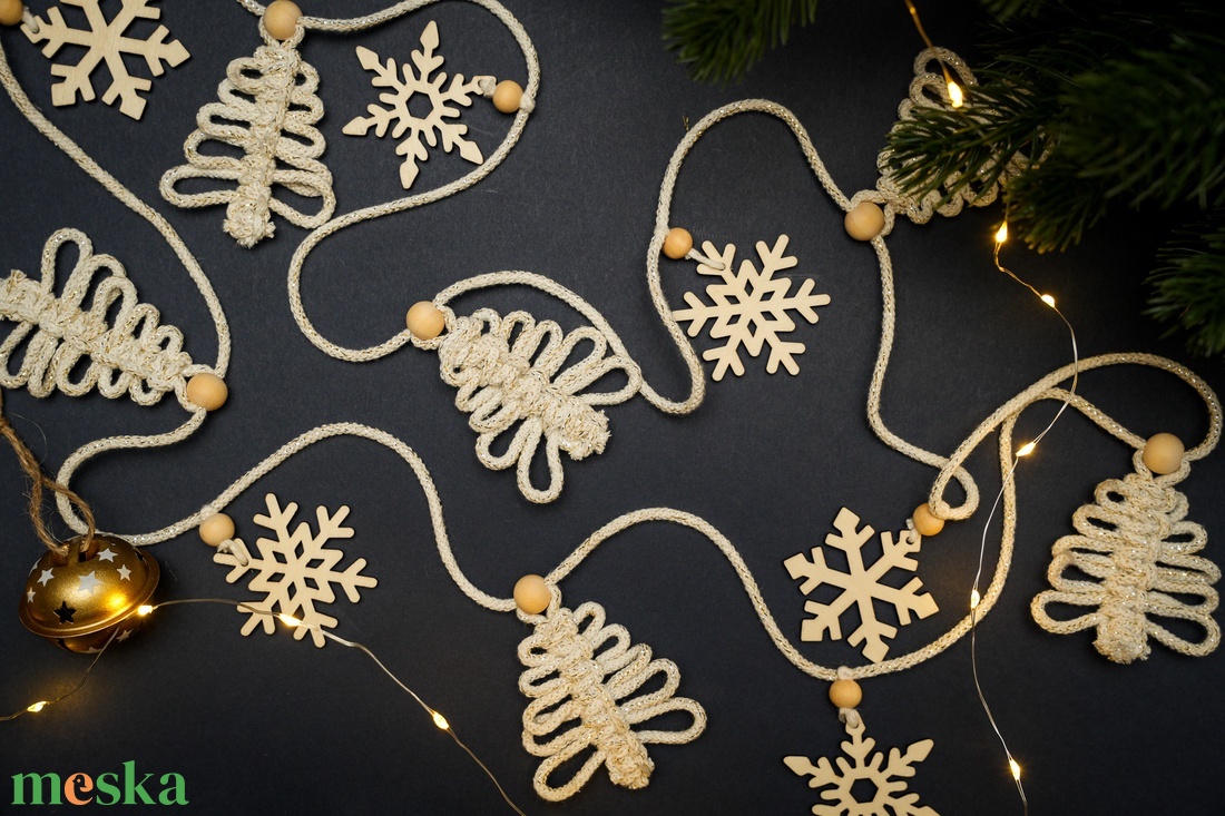 Karácsonyi girland makramé fenyőfával és fa hópelyhekkel - karácsony - karácsonyi lakásdekoráció - karácsonyfadíszek - Meska.hu