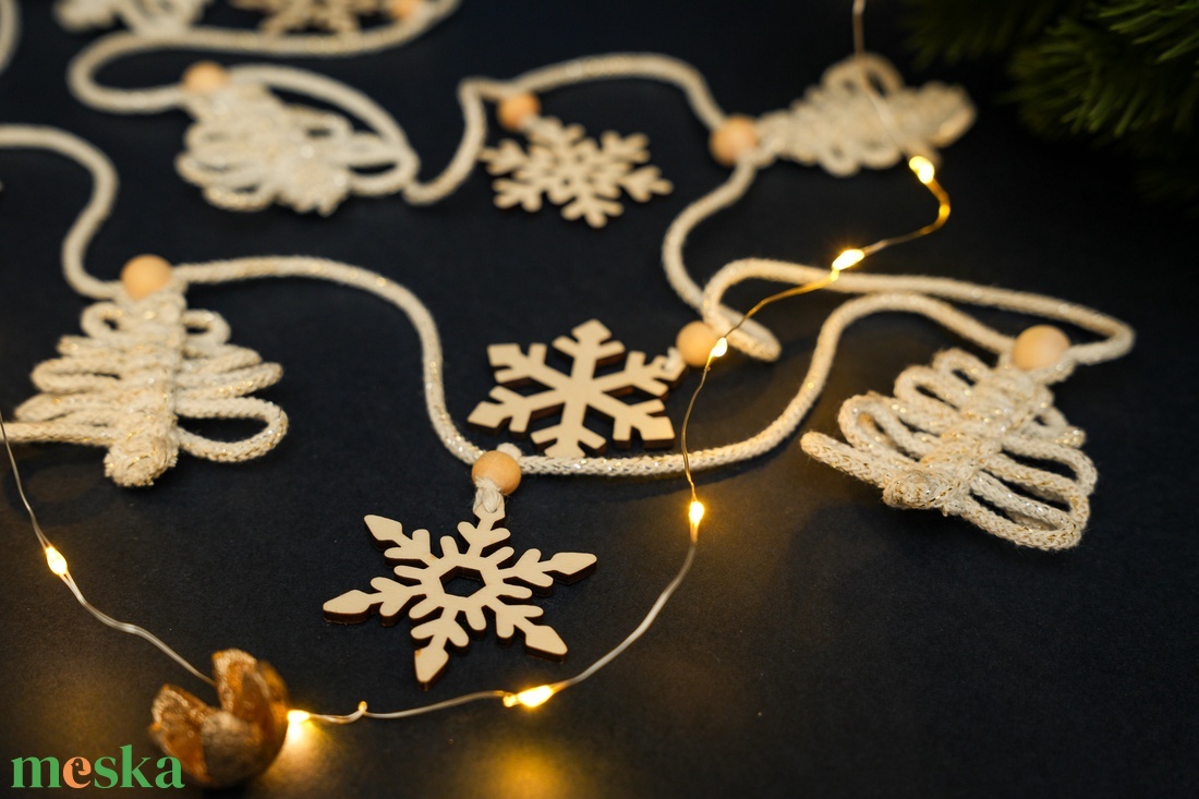 Karácsonyi girland makramé fenyőfával és fa hópelyhekkel - karácsony - karácsonyi lakásdekoráció - karácsonyfadíszek - Meska.hu