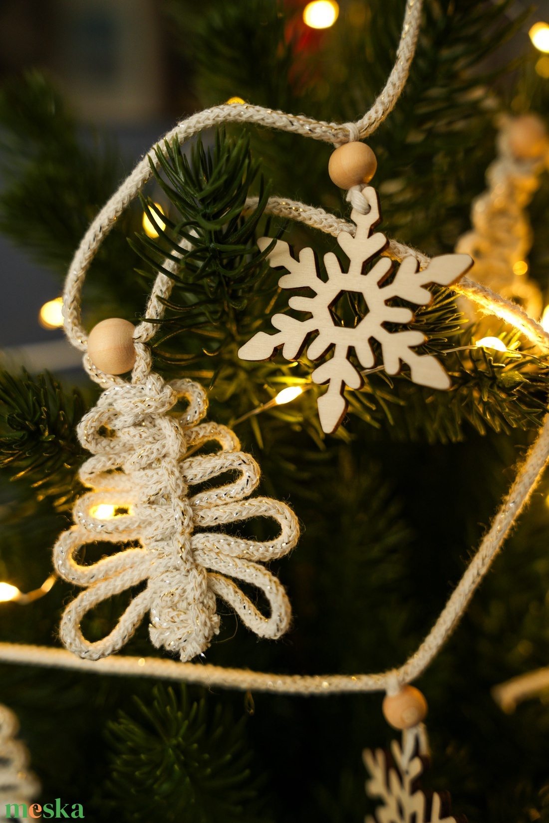 Karácsonyi girland makramé fenyőfával és fa hópelyhekkel - karácsony - karácsonyi lakásdekoráció - karácsonyfadíszek - Meska.hu