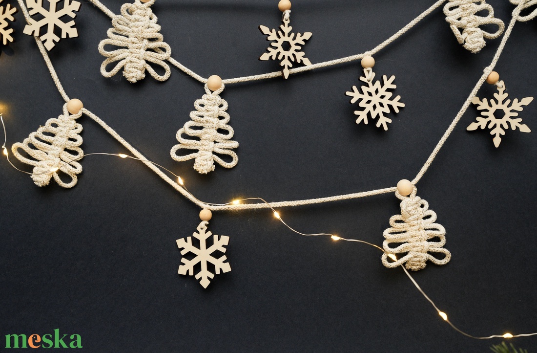 Karácsonyi girland makramé fenyőfával és fa hópelyhekkel - karácsony - karácsonyi lakásdekoráció - karácsonyfadíszek - Meska.hu
