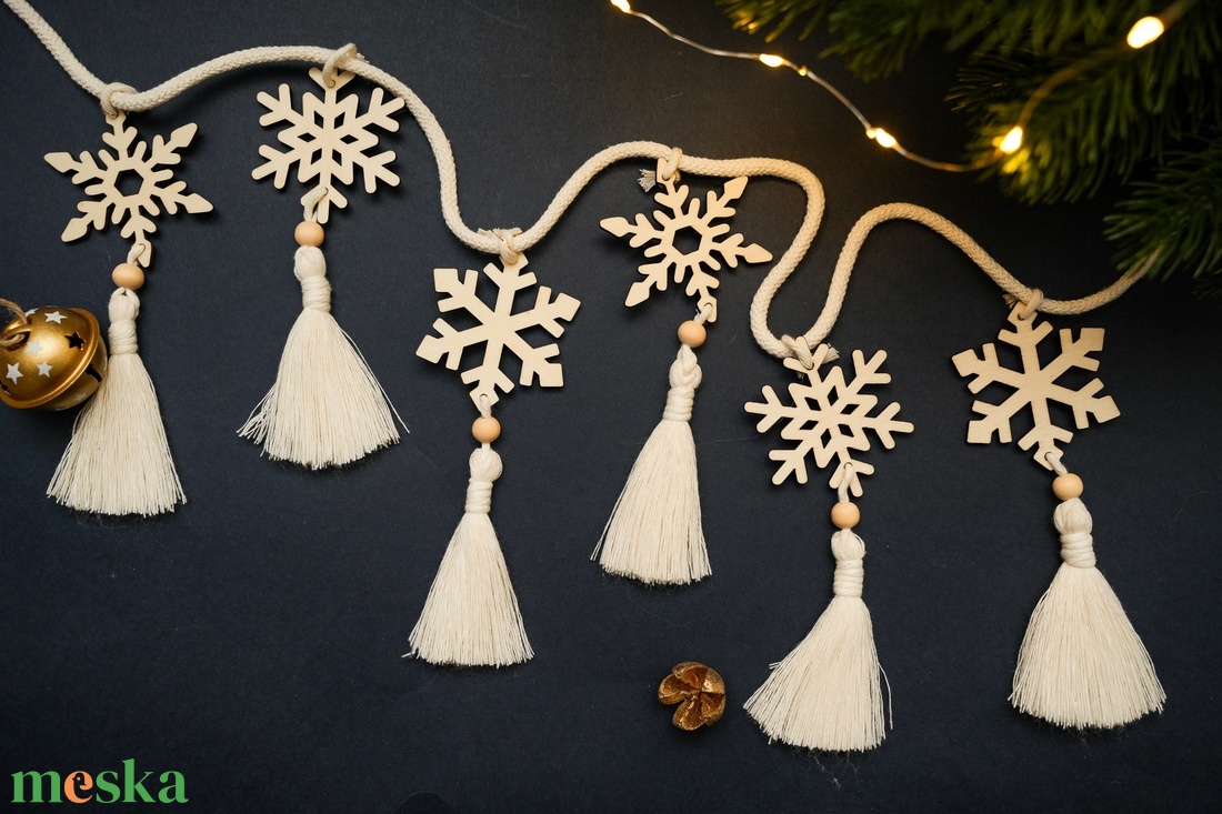 Karácsonyi girland makramé girland hópelyhekkel - karácsony - karácsonyi lakásdekoráció - karácsonyfadíszek - Meska.hu