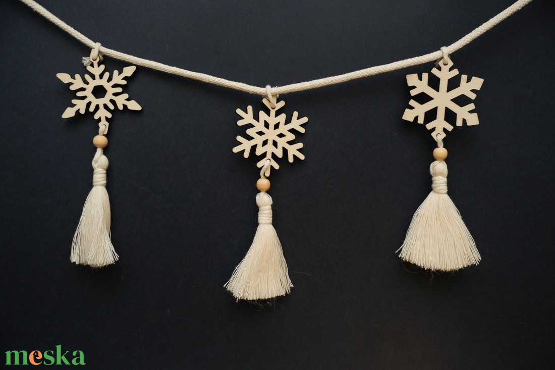 Karácsonyi girland makramé girland hópelyhekkel - karácsony - karácsonyi lakásdekoráció - karácsonyfadíszek - Meska.hu