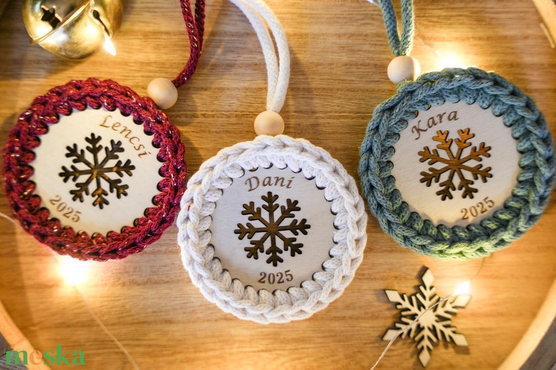Személyre szabható egyedi névvel feliratozható horgolt karácsonyfadísz - karácsony - karácsonyi lakásdekoráció - karácsonyfadíszek - Meska.hu