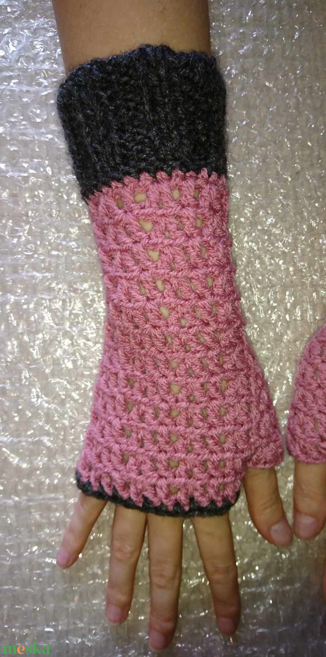 Horgolt kötött szürke rózsaszín egyujjas kesztyű - ruha & divat - sál, sapka, kendő - kesztyű - Meska.hu