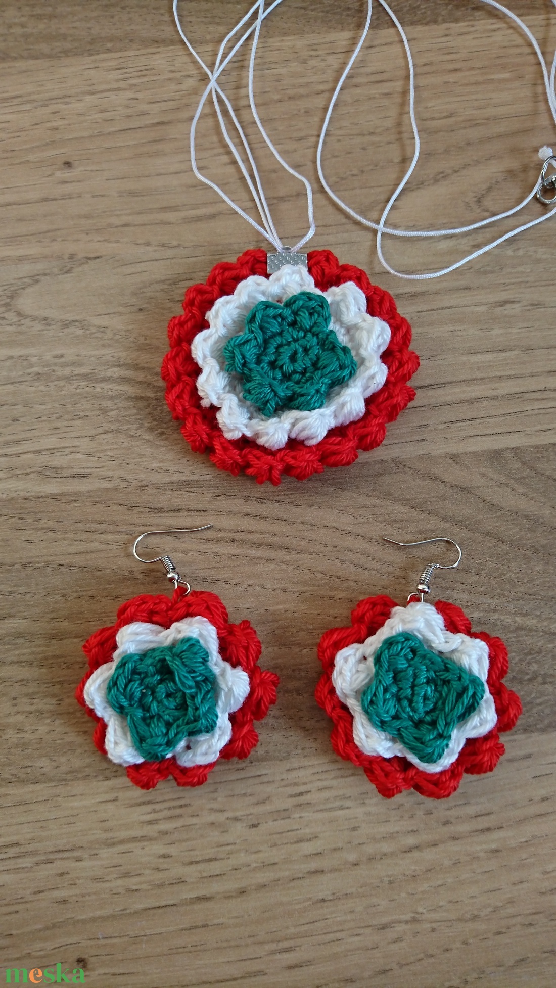 Nemzeti színű nyaklánc fülbevalóval - ékszer - ékszerszett - Meska.hu