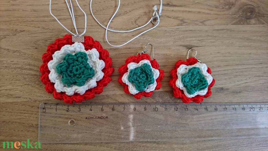 Nemzeti színű nyaklánc fülbevalóval - ékszer - ékszerszett - Meska.hu