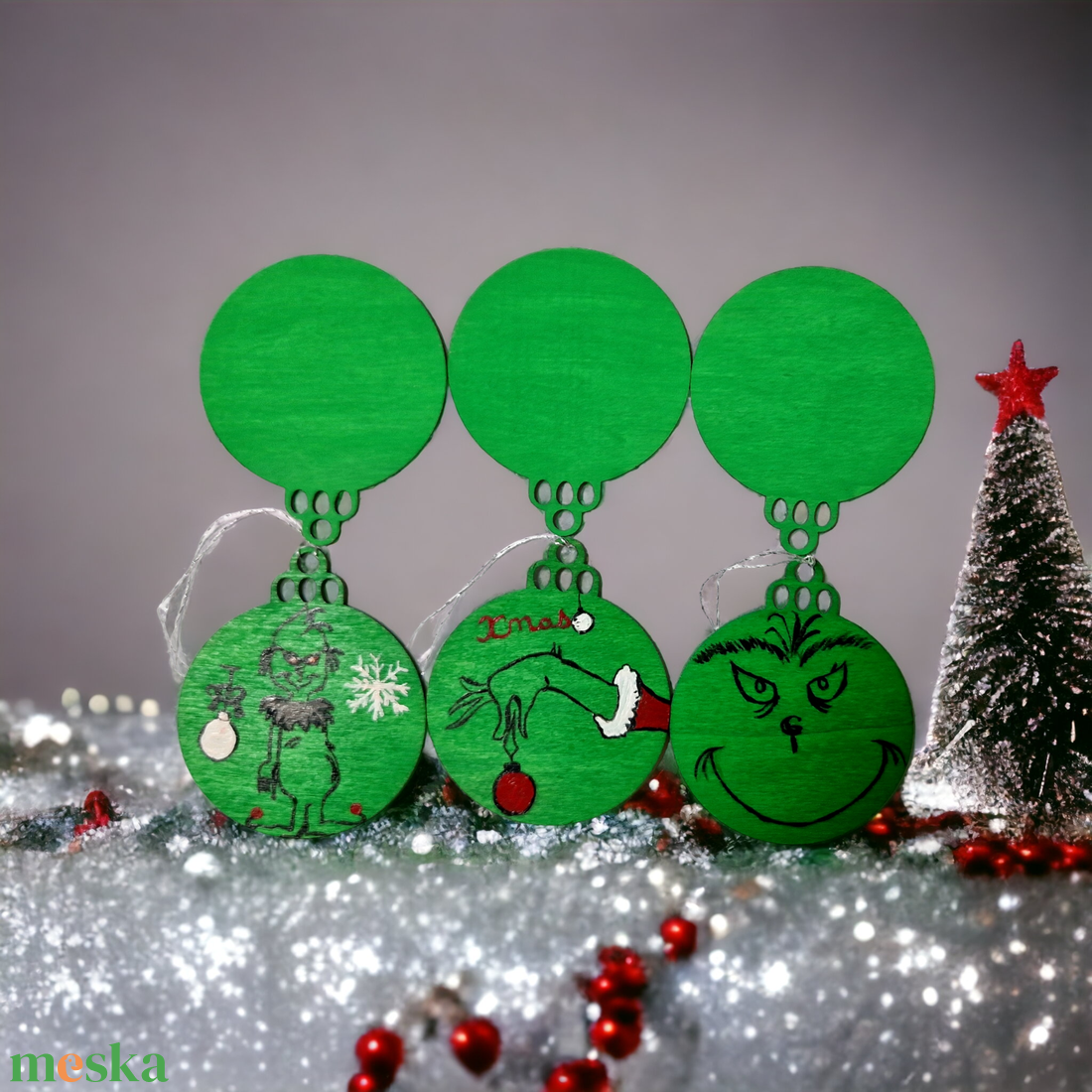 Grinch ,natúr fa olajfestékkel kézzel festve akasztós karácsonyi díszek 6 db-os szett - karácsony - karácsonyi lakásdekoráció - karácsonyfadíszek - Meska.hu