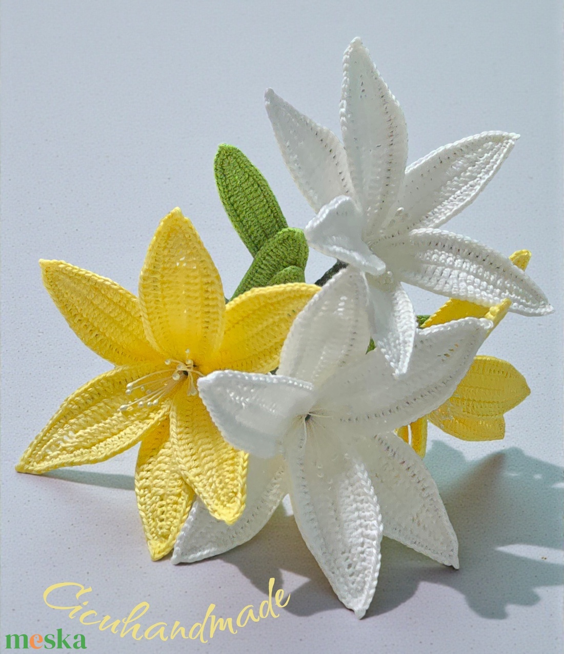 Horgolt Liliom fehér színben készleten  - otthon & életmód - virágdekoráció - virágdíszek - dekor koszorúk, kopogtatók - Meska.hu