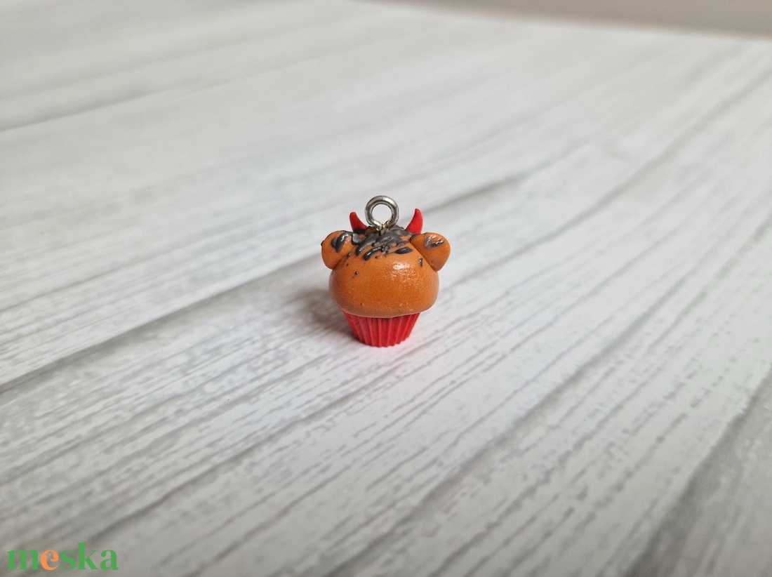 Ördög maci cupcake medál - ékszer - nyaklánc - medál - Meska.hu Ördög maci cupcake medál - ékszer - nyaklánc - medál - Meska.hu