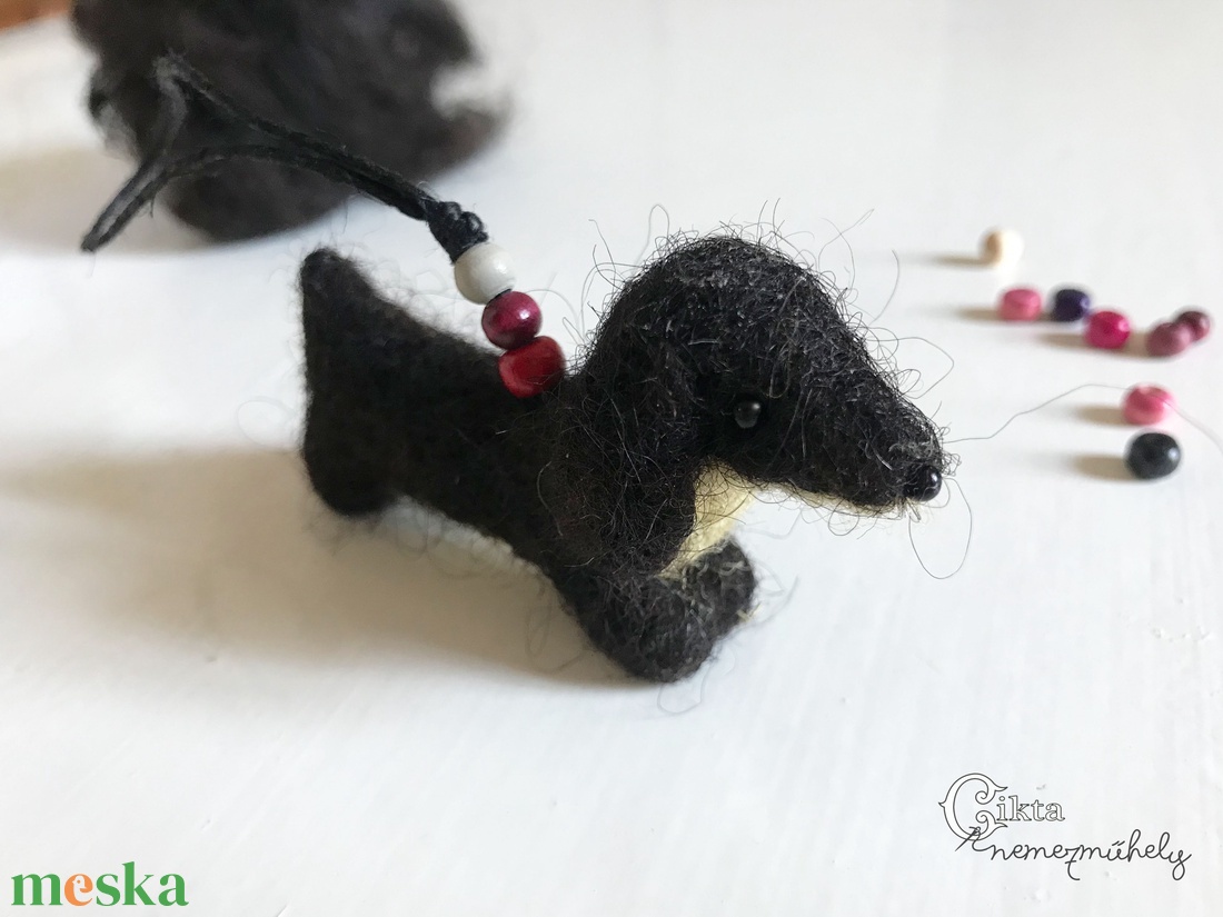 Tűnemezelt fekete tacskó figura - otthon & életmód - dekoráció - fali és függő dekoráció - függődísz - Meska.hu Tűnemezelt fekete tacskó figura - otthon & életmód - dekoráció - fali és függő dekoráció - függődísz - Meska.hu