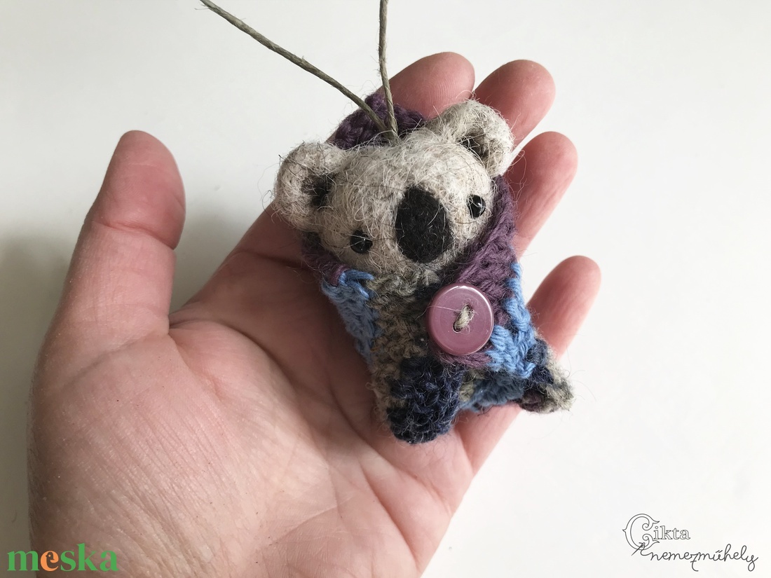 Tűnemezelt mini koala horgolt takaróban - játék & sport - plüssállat & játékfigura - más figura - Meska.hu Tűnemezelt mini koala horgolt takaróban - játék & sport - plüssállat & játékfigura - más figura - Meska.hu