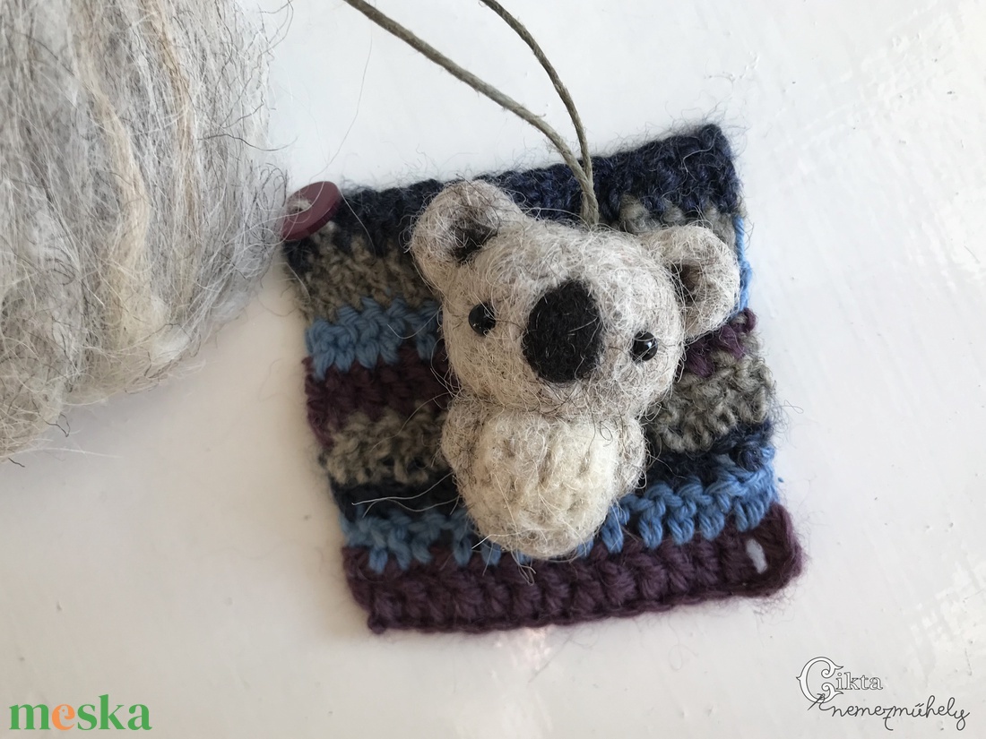 Tűnemezelt mini koala horgolt takaróban - játék & sport - plüssállat & játékfigura - más figura - Meska.hu Tűnemezelt mini koala horgolt takaróban - játék & sport - plüssállat & játékfigura - más figura - Meska.hu