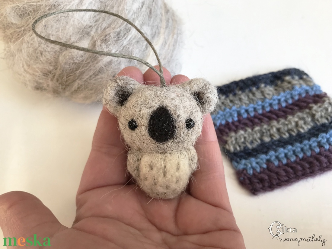 Tűnemezelt mini koala horgolt takaróban - játék & sport - plüssállat & játékfigura - más figura - Meska.hu Tűnemezelt mini koala horgolt takaróban - játék & sport - plüssállat & játékfigura - más figura - Meska.hu