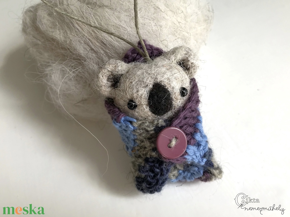 Tűnemezelt mini koala horgolt takaróban - játék & sport - plüssállat & játékfigura - más figura - Meska.hu Tűnemezelt mini koala horgolt takaróban - játék & sport - plüssállat & játékfigura - más figura - Meska.hu