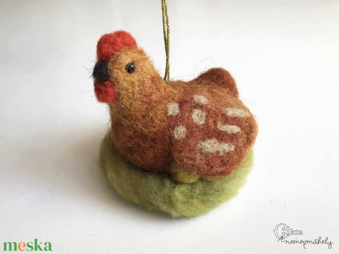 Tűnemezelt tyúkanyó csibékkel - Tavaszi/húsvéti dekoráció - otthon & életmód - dekoráció - fali és függő dekoráció - függődísz - Meska.hu Tűnemezelt tyúkanyó csibékkel - Tavaszi/húsvéti dekoráció - otthon & életmód - dekoráció - fali és függő dekoráció - függődísz - Meska.hu