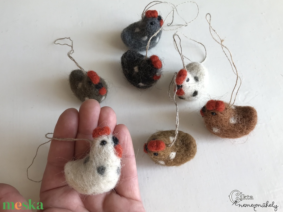 Tűnemezelt mini tyúk többféle színben - aranyos karácsonyfa dísz - karácsony - karácsonyi lakásdekoráció - karácsonyfadíszek - Meska.hu Tűnemezelt mini tyúk többféle színben - aranyos karácsonyfa dísz - karácsony - karácsonyi lakásdekoráció - karácsonyfadíszek - Meska.hu