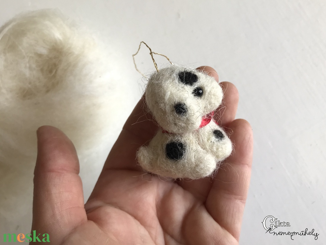 Tűnemezelt aranyos kiskutya karácsonyfadísz - karácsony - karácsonyi lakásdekoráció - karácsonyfadíszek - Meska.hu