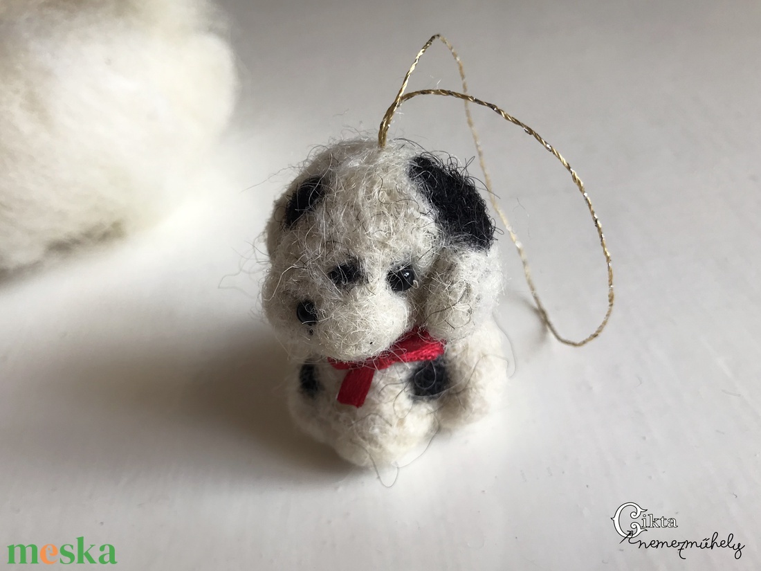 Tűnemezelt aranyos kiskutya karácsonyfadísz - karácsony - karácsonyi lakásdekoráció - karácsonyfadíszek - Meska.hu