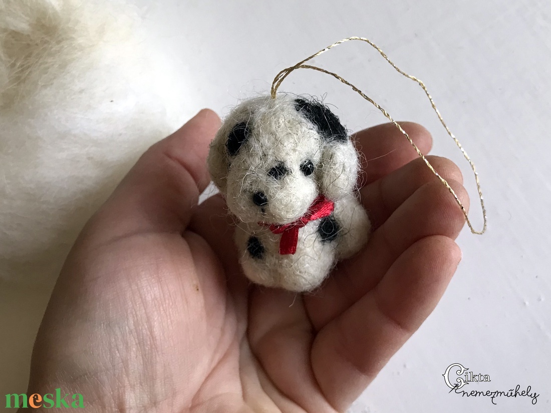 Tűnemezelt aranyos kiskutya karácsonyfadísz - karácsony - karácsonyi lakásdekoráció - karácsonyfadíszek - Meska.hu