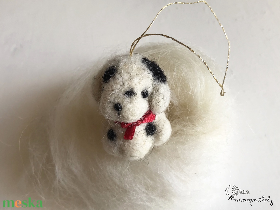 Tűnemezelt aranyos kiskutya karácsonyfadísz - karácsony - karácsonyi lakásdekoráció - karácsonyfadíszek - Meska.hu