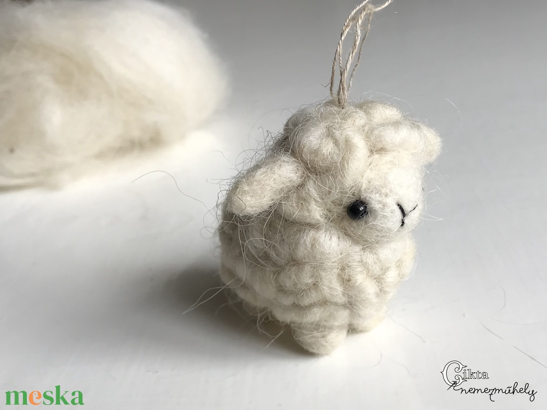 Tűnemezelt bárány cikta gyapjúból - aranyos karácsonyfadísz, dekoráció - karácsony - karácsonyi lakásdekoráció - karácsonyfadíszek - Meska.hu