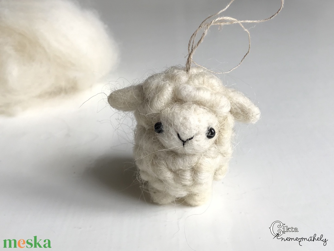 Tűnemezelt bárány cikta gyapjúból - aranyos karácsonyfadísz, dekoráció - karácsony - karácsonyi lakásdekoráció - karácsonyfadíszek - Meska.hu