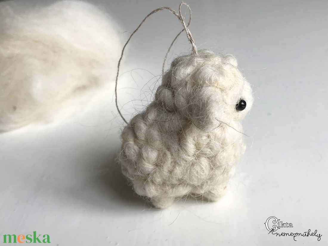 Tűnemezelt bárány cikta gyapjúból - aranyos karácsonyfadísz, dekoráció - karácsony - karácsonyi lakásdekoráció - karácsonyfadíszek - Meska.hu