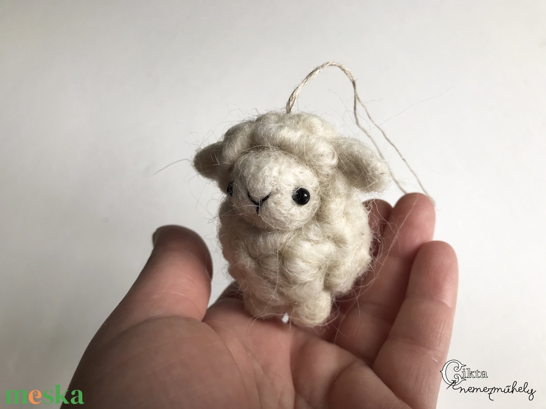 Tűnemezelt bárány cikta gyapjúból - aranyos karácsonyfadísz, dekoráció - karácsony - karácsonyi lakásdekoráció - karácsonyfadíszek - Meska.hu