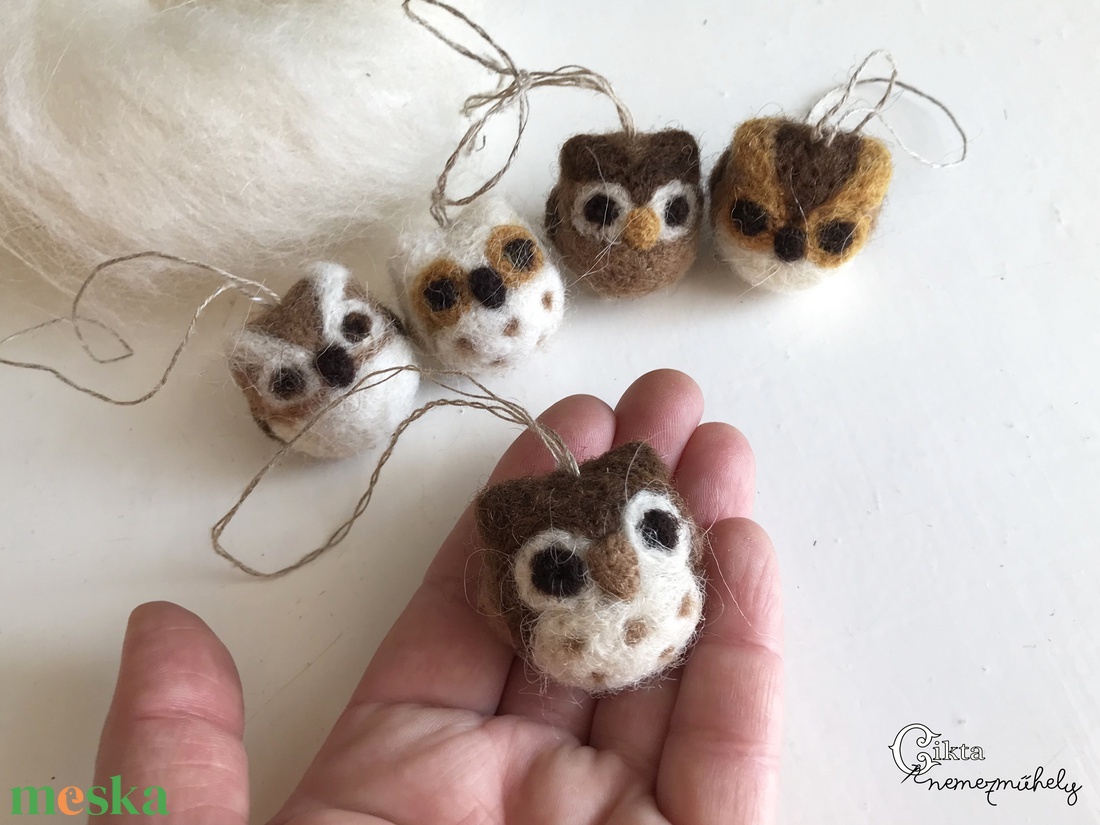 Tűnemezelt mini baglyok - egyedi karácsonyfadísz szett - karácsony - karácsonyi lakásdekoráció - karácsonyfadíszek - Meska.hu